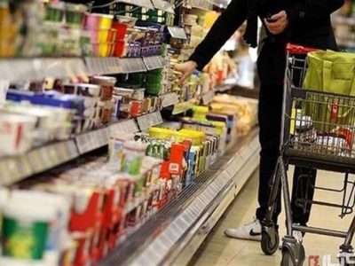 دلار ۲۳ هزار تومان ارزان شد؛ چرا کالاها گران ماندند؟