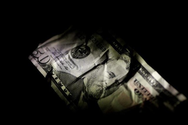 سایه روشن خداحافظی با دلار دولتی