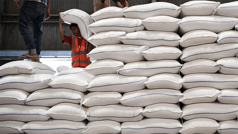 انبارها مملو از کالاهای اساسی شد